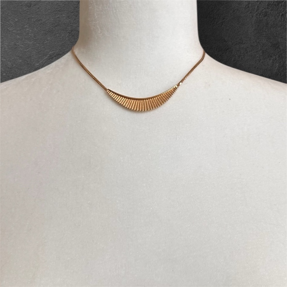 Avon 1984 Gold Tone Fan pleated Crescent Necklace